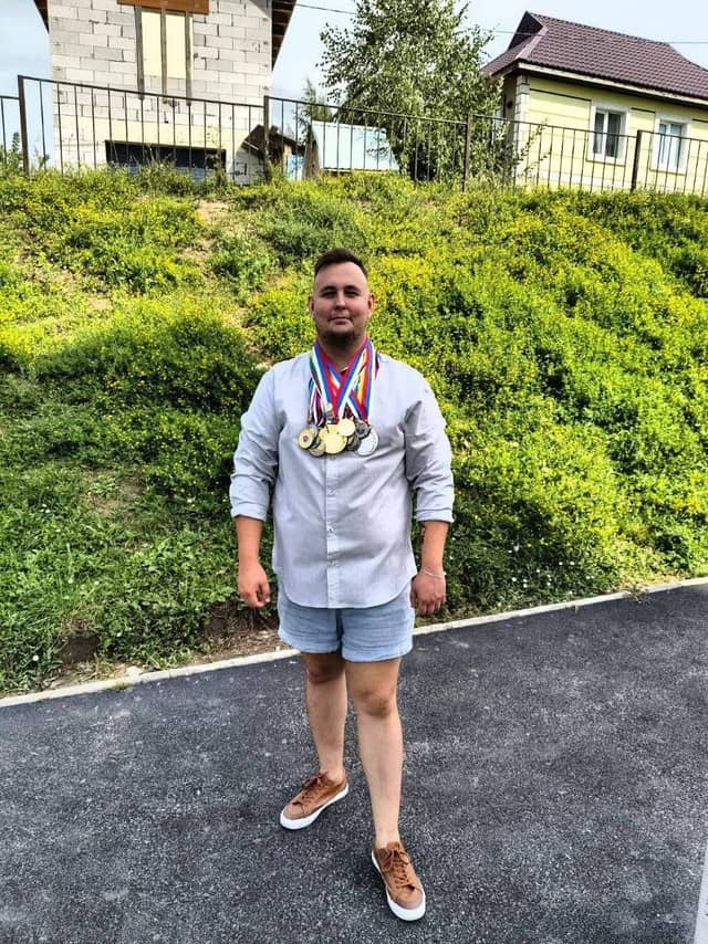 Тренер с медалями шахматных турниров